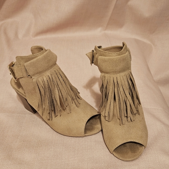 Beige slingback open toe shooties with fringe (7) - Picture 3 of 4